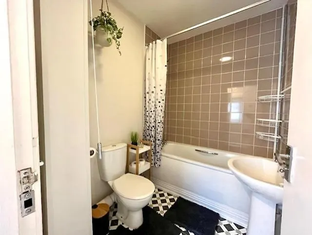 Spacious Two Bedroom Flat In Barry United Kingdom